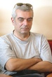ΣΥΝΕΝΤΕΥΞΗ ΤΥΠΟΥ ΓΙΑ ΤΗ ΘΕΑΤΡΙΚΗ ΠΑΡΑΣΤΑΣΗ "ΥΜΠΥ ΤΥΡΑΝΝΟΣ". ΝΙΚΟΣ ΣΑΚΑΛΙΔΗΣ (ΣΚΗΝΟΘΕΤΗΣ)