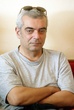 ΣΥΝΕΝΤΕΥΞΗ ΤΥΠΟΥ ΓΙΑ ΤΗ ΘΕΑΤΡΙΚΗ ΠΑΡΑΣΤΑΣΗ "ΥΜΠΥ ΤΥΡΑΝΝΟΣ".  ΝΙΚΟΣ ΣΑΚΑΛΙΔΗΣ (ΣΚΗΝΟΘΕΤΗΣ)