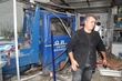 ΟΧΗΜΑ ΟΔΙΚΗΣ ΒΟΗΘΕΙΑΣ ΠΡΟΣΕΚΡΟΥΣΕ ΣΕ ΒΙΤΡΙΝΑ ΚΑΤΑΣΤΗΜΑΤΟΣ ΚΙΝΗΤΗΣ ΤΗΛΕΦΩΝΙΑΣ ΣΤΗΝ ΤΟΥΜΠΑ