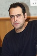 ΣΥΝΕΝΤΕΥΞΗ ΤΥΠΟΥ ΓΙΑ ΤΗ ΘΕΑΤΡΙΚΗ ΠΑΡΑΣΤΑΣΗ "ΕΦΤΑ ΛΟΓΙΚΕΣ ΑΠΑΝΤΗΣΕΙΣ". ΠΕΤΡΟΣ ΖΗΒΑΝΟΣ - ΣΚΗΝΟΘΕΤΗΣ